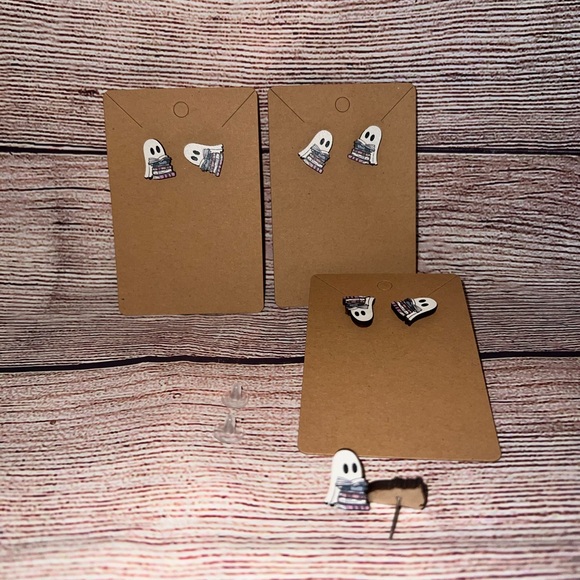 SUPER CUTE GHOST HOLDING BOOKS WOOD EARRINGS - Picture 10 of 12
